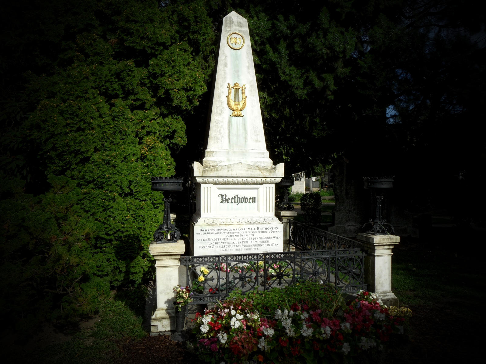 Het graf van Ludwig van Beethoven op het Zentralfriedhof in Wenen