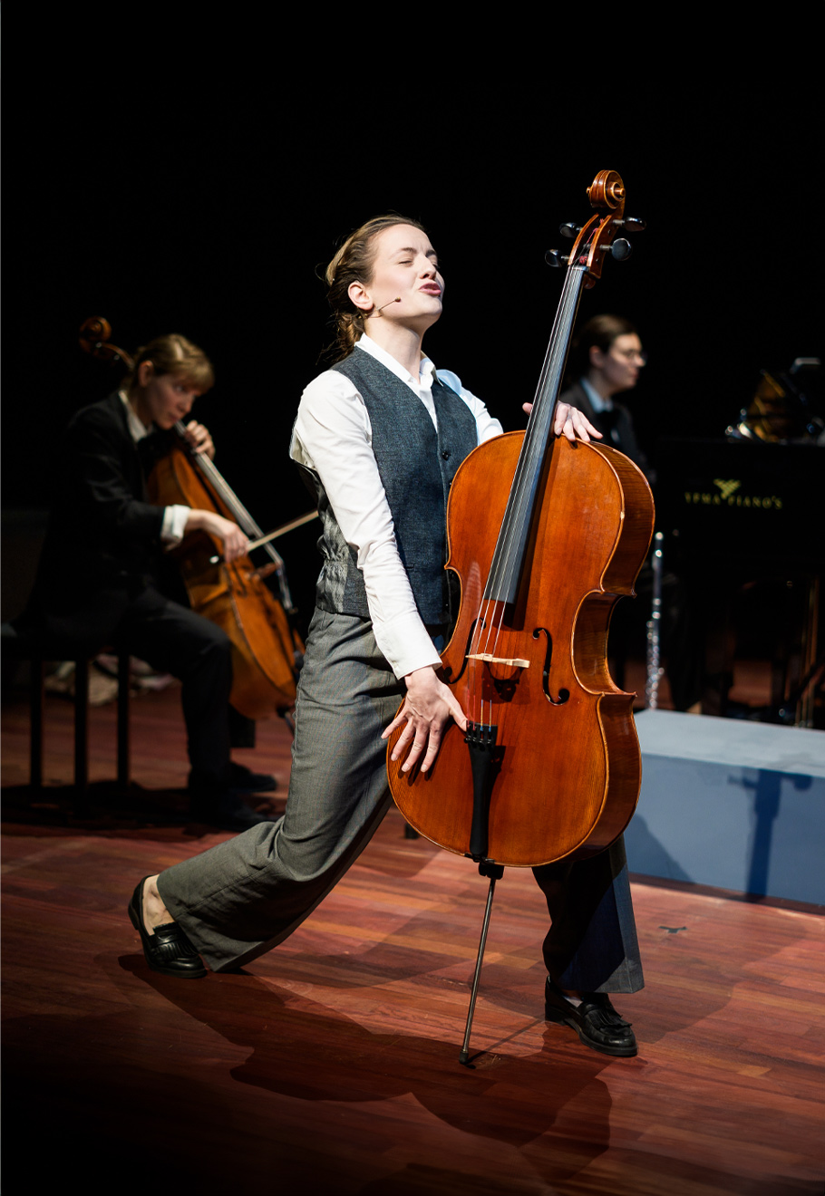 Scène uit de voorstelling Frieda Belinfante; vrouw met cello