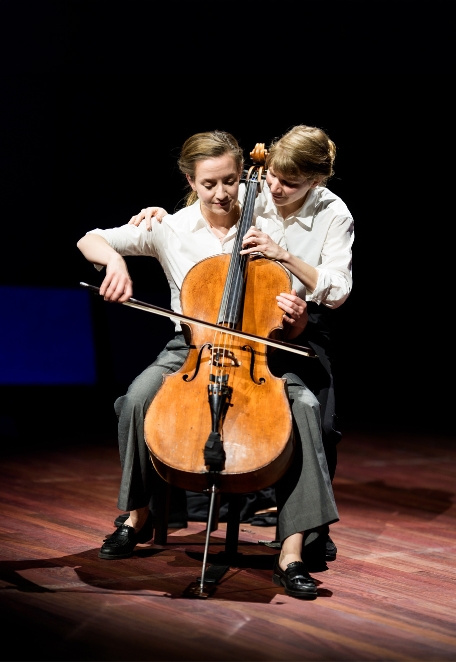 Scène uit de voorstelling Frieda Belinfante; vrouw met cello