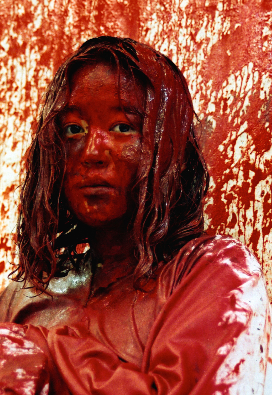 Chiharu Shiota, Becoming Painting, 1994 (performance avec peinture-émail rouge) The Australian National University School of Art, Canberra, Australia