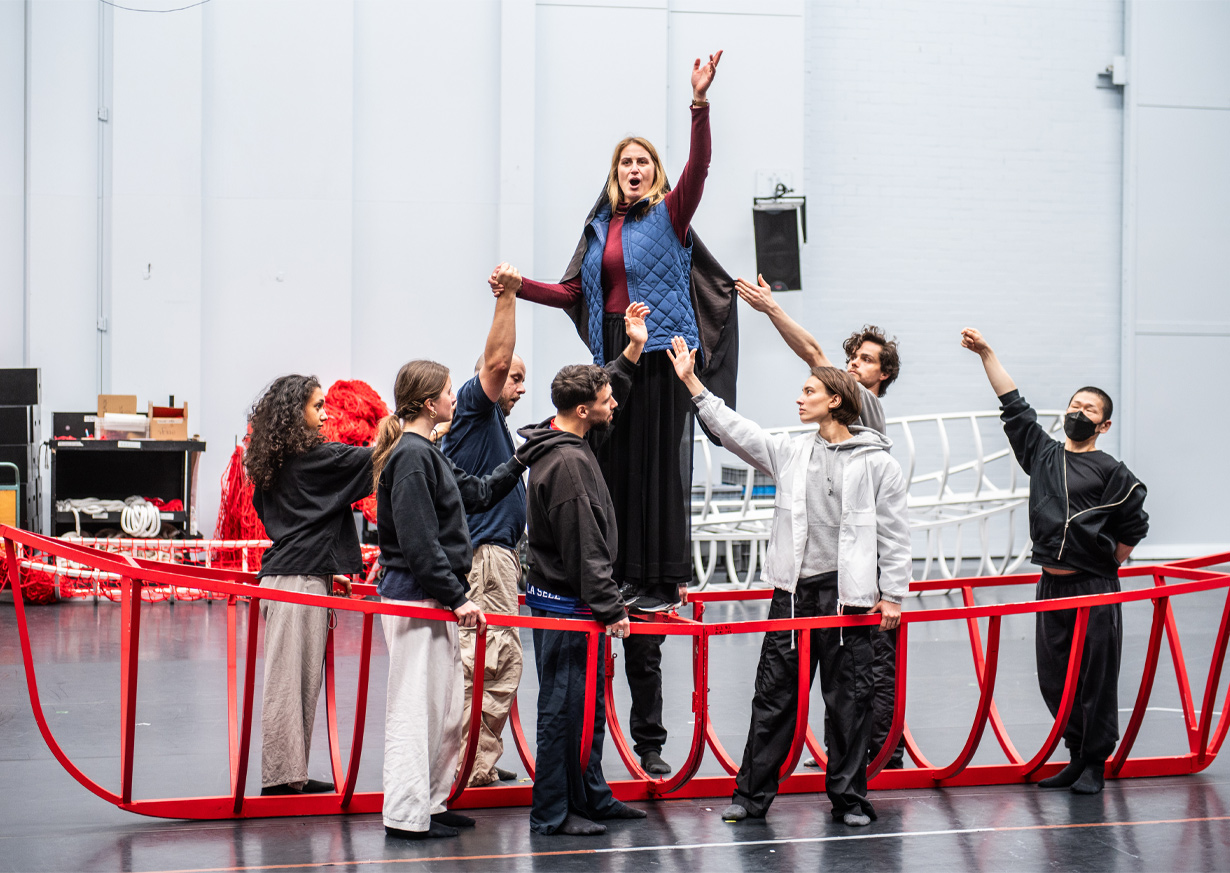 Jacquelyn Wagner (Elettra) met dansers van Eastman in repetitie