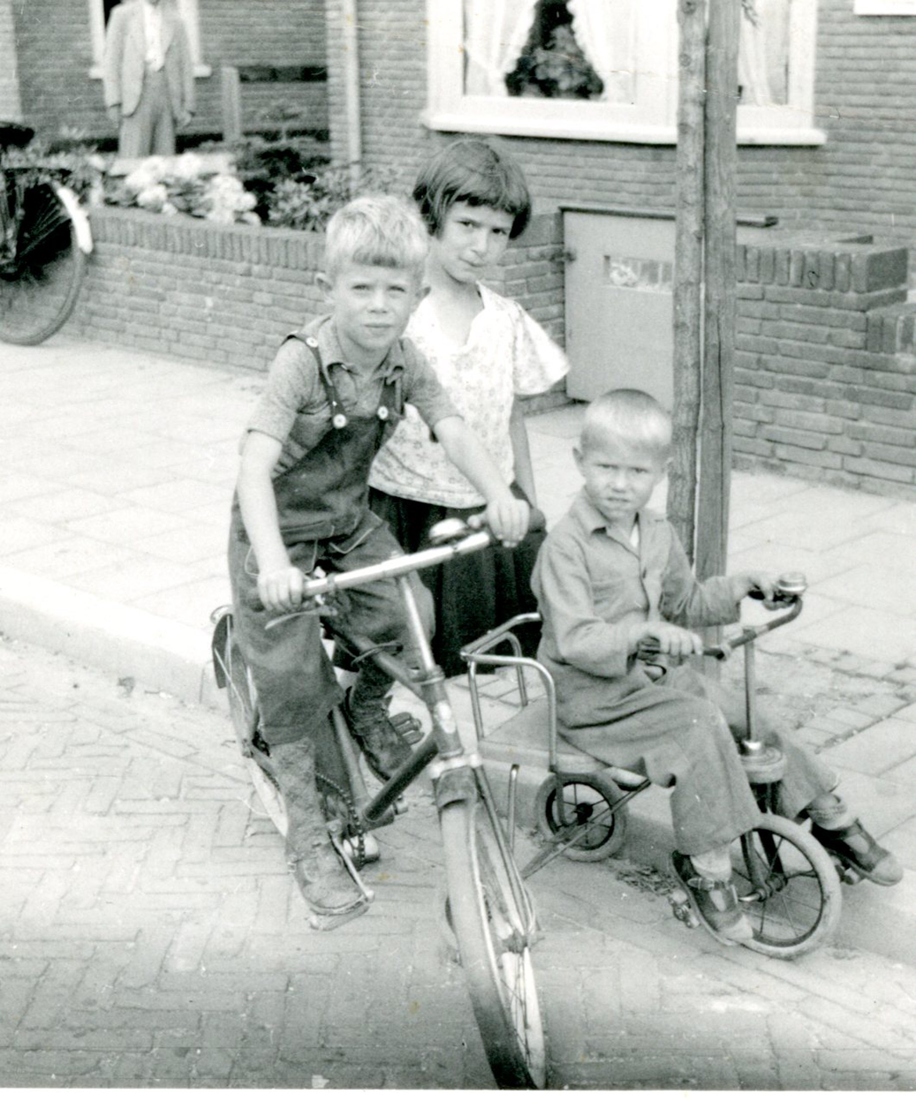 Hans (op het fietsje), samen met twee buurtkinderen in Amstelveen