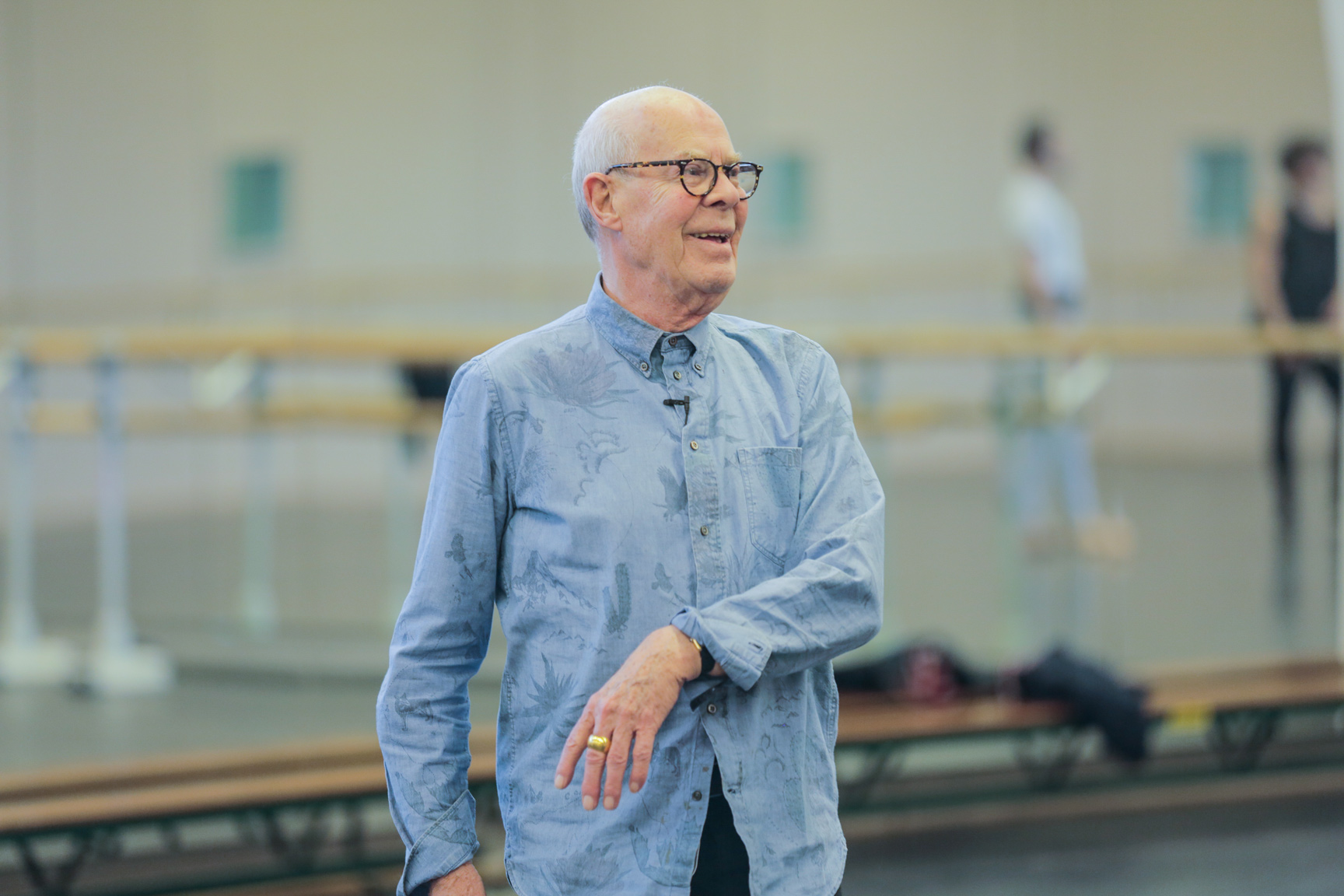 Hans van Manen in de balletstudio