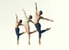 Drie dansers in de lucht