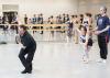 Alexei Ratmansky tijdens een repetitie voor Firebird